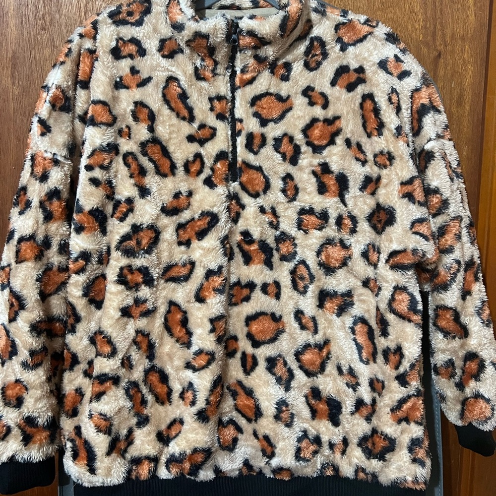Women’s leopard fluffy pullover NWT size L